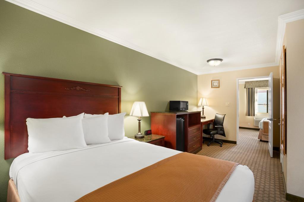 Howard Johnson By Wyndham Reseda Hotel & Suites Los Angeles Eksteriør billede