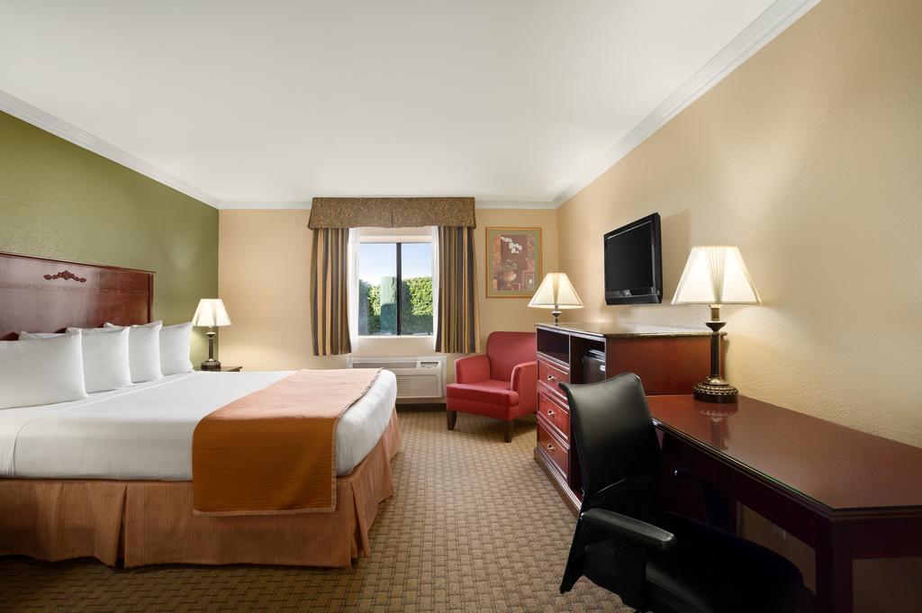 Howard Johnson By Wyndham Reseda Hotel & Suites Los Angeles Eksteriør billede