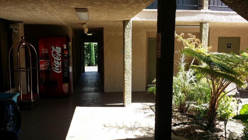 Howard Johnson By Wyndham Reseda Hotel & Suites Los Angeles Eksteriør billede