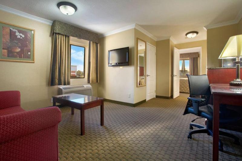 Howard Johnson By Wyndham Reseda Hotel & Suites Los Angeles Eksteriør billede