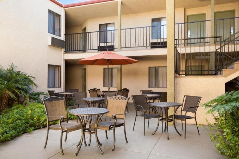 Howard Johnson By Wyndham Reseda Hotel & Suites Los Angeles Eksteriør billede