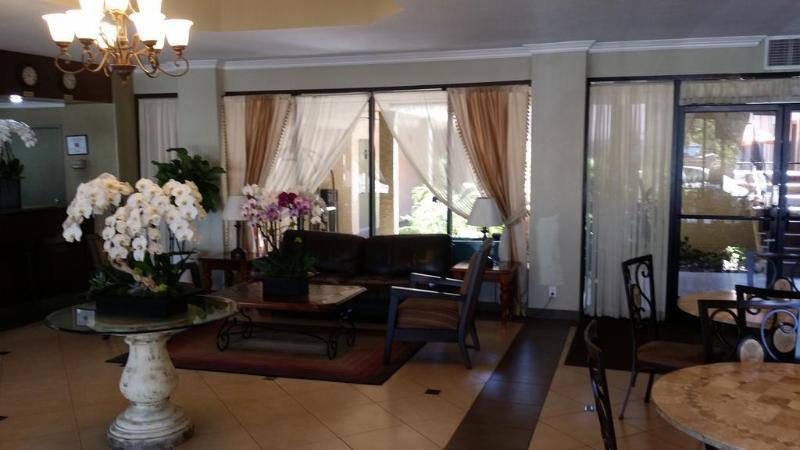 Howard Johnson By Wyndham Reseda Hotel & Suites Los Angeles Eksteriør billede