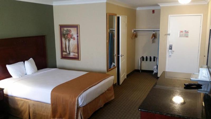 Howard Johnson By Wyndham Reseda Hotel & Suites Los Angeles Eksteriør billede