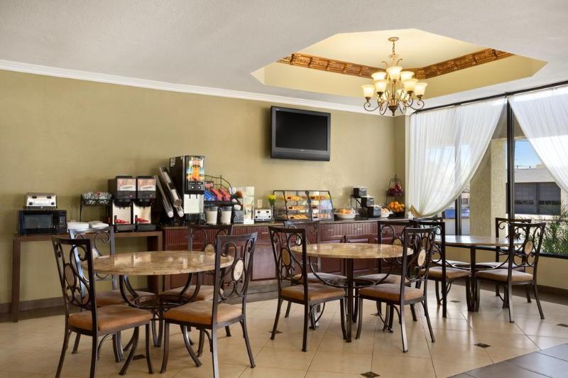 Howard Johnson By Wyndham Reseda Hotel & Suites Los Angeles Eksteriør billede