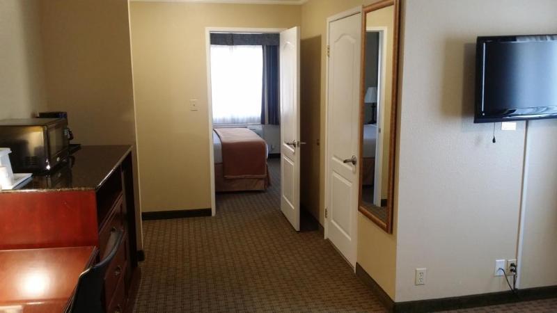 Howard Johnson By Wyndham Reseda Hotel & Suites Los Angeles Eksteriør billede