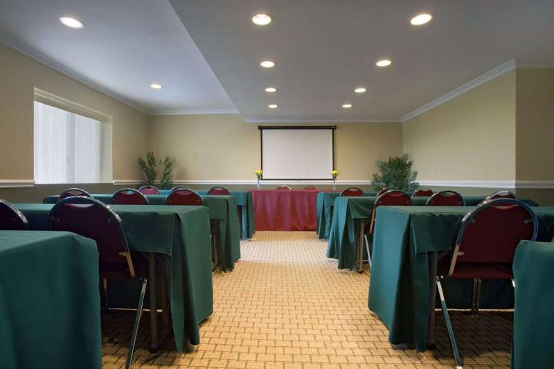 Howard Johnson By Wyndham Reseda Hotel & Suites Los Angeles Eksteriør billede