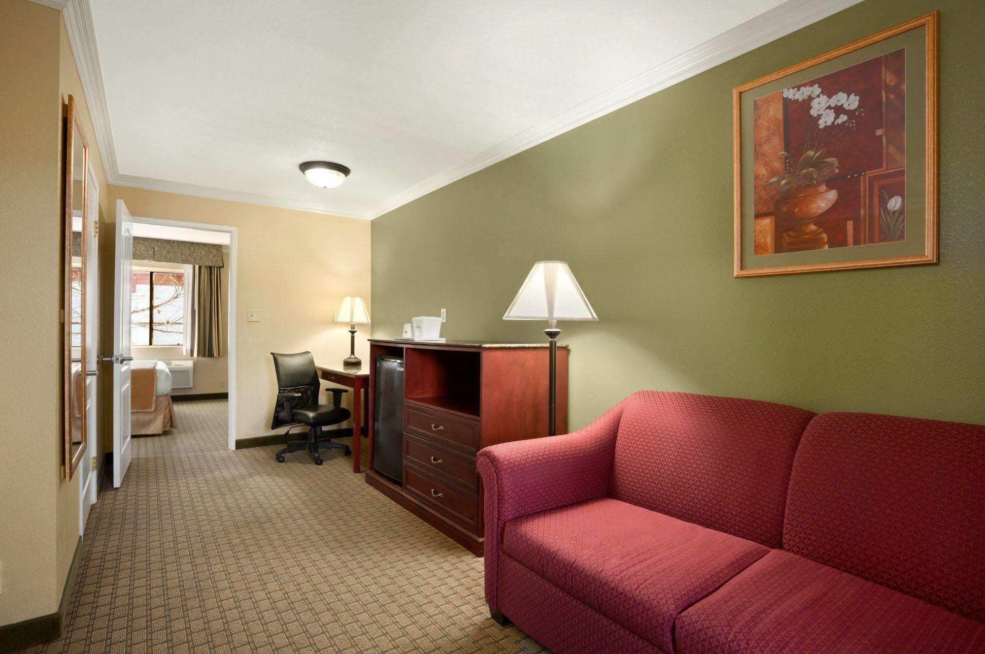 Howard Johnson By Wyndham Reseda Hotel & Suites Los Angeles Eksteriør billede