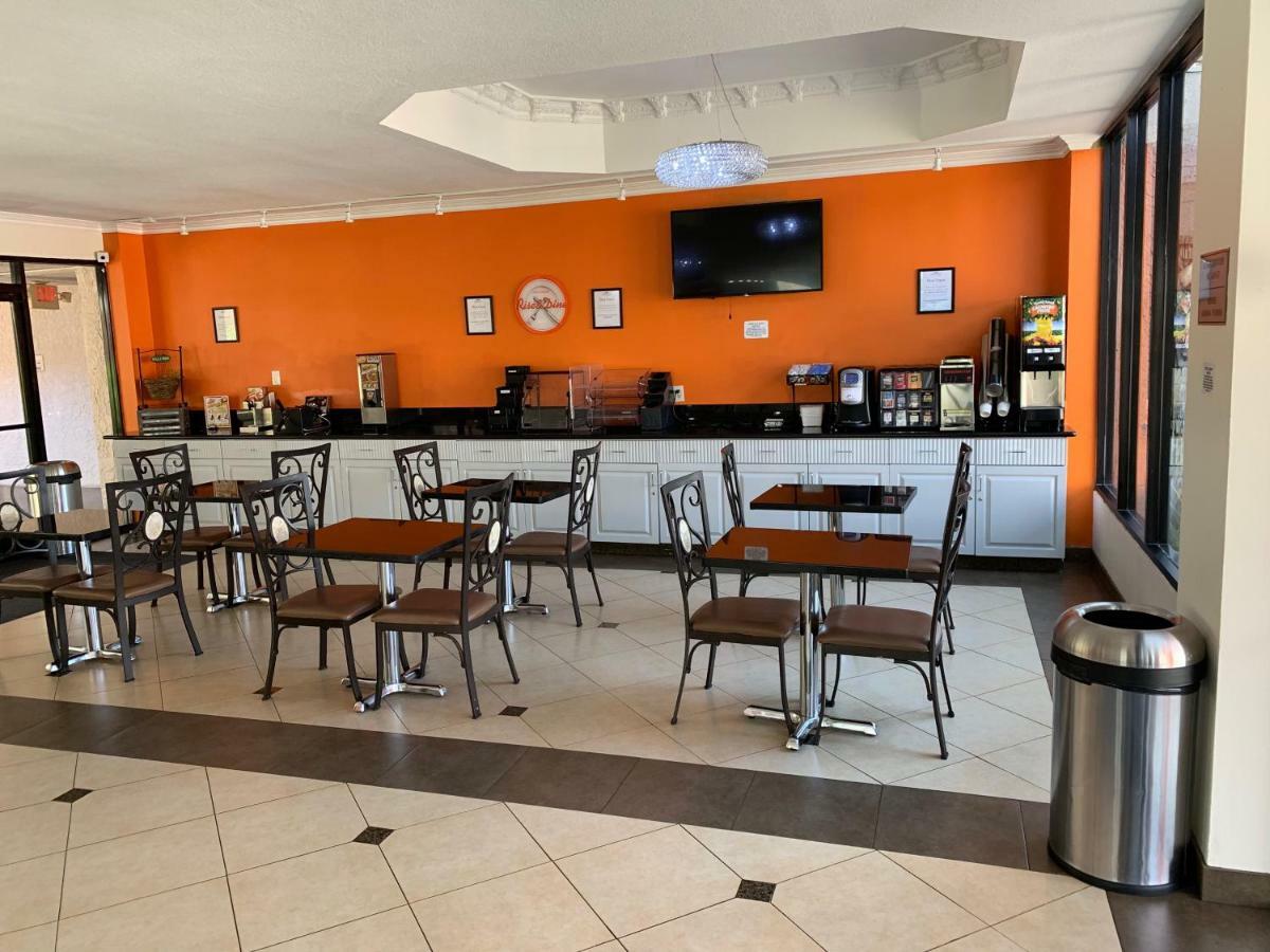 Howard Johnson By Wyndham Reseda Hotel & Suites Los Angeles Eksteriør billede