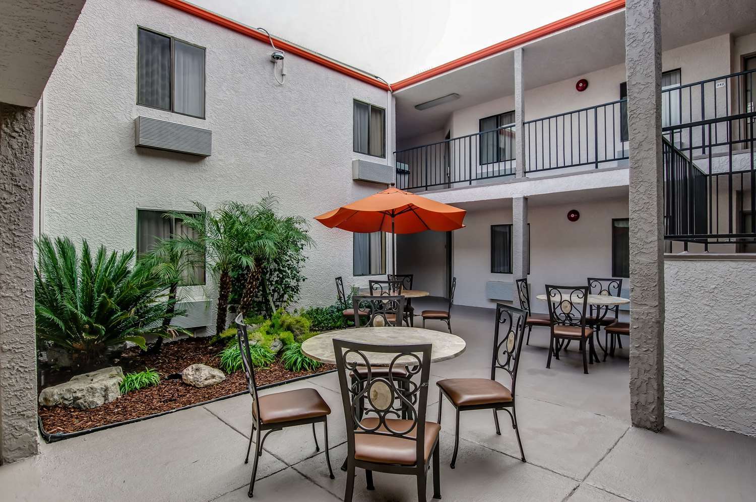 Howard Johnson By Wyndham Reseda Hotel & Suites Los Angeles Eksteriør billede