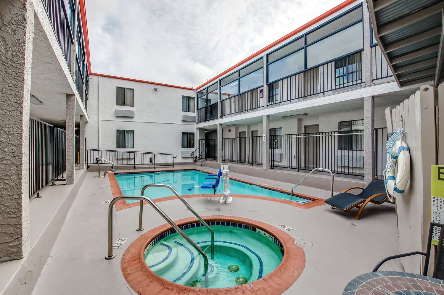 Howard Johnson By Wyndham Reseda Hotel & Suites Los Angeles Eksteriør billede